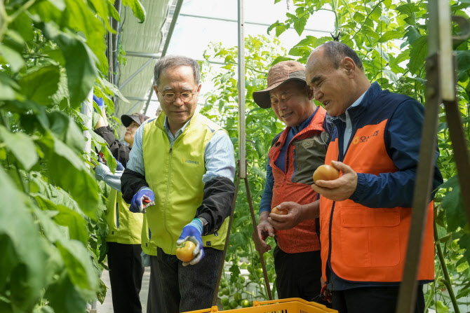 이찬우 NH농협금융 회장, 영농철 일손 돕기 실시