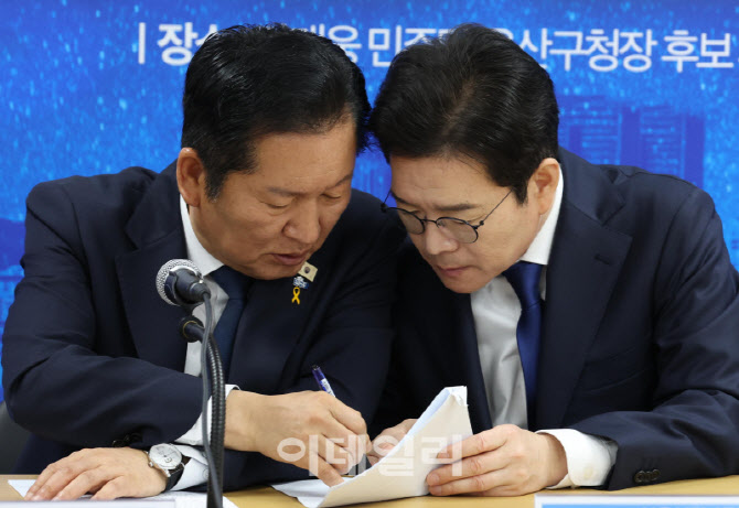 '머리 맞대고 논의하는 정청래-정원오'                                                                                                                                                    