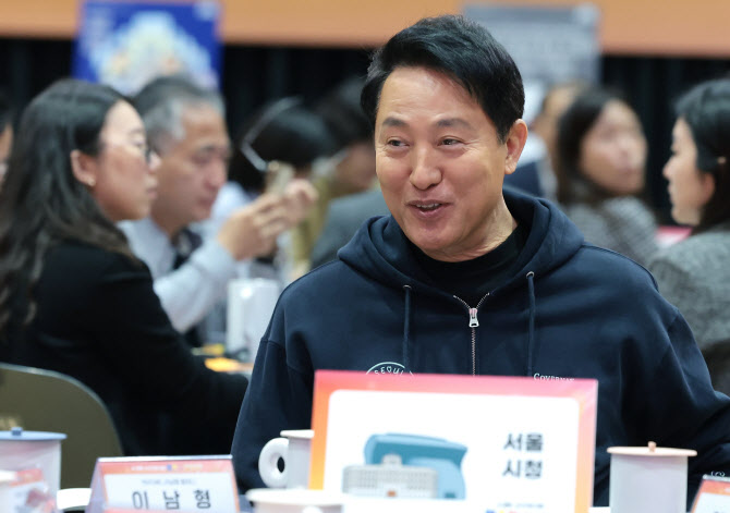 참석자들과 인사 나누는 오세훈 시장                                                                                                                                                                      