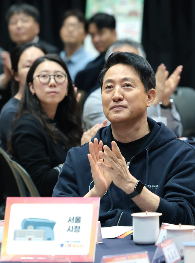발표 지켜보는 오세훈 시장                                                                                                                                                                               