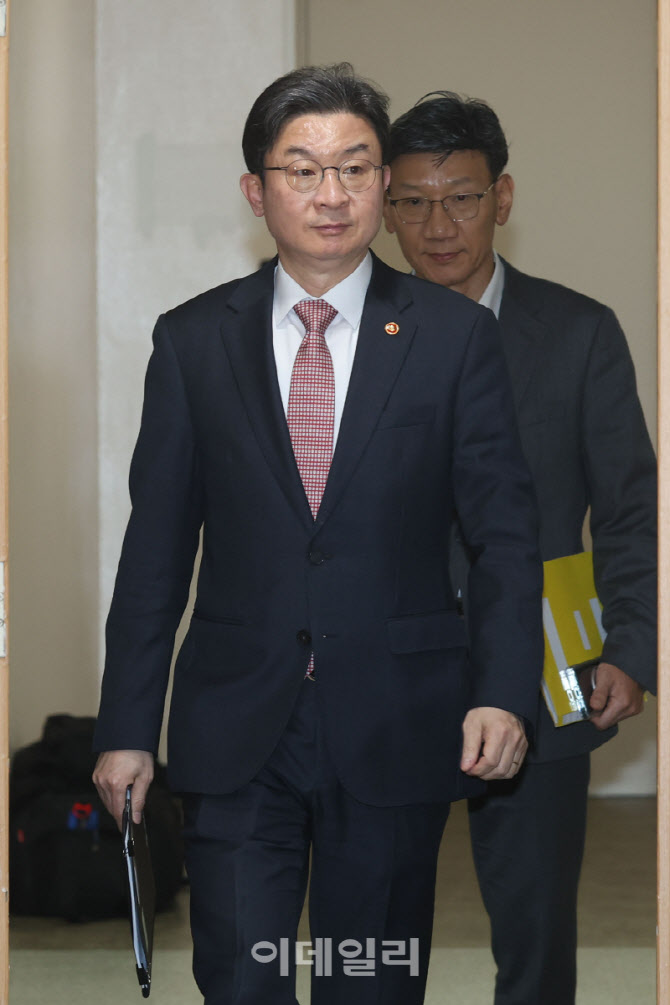 회의 참석하는 이억원 금융위원장                                                                                                                                                                   