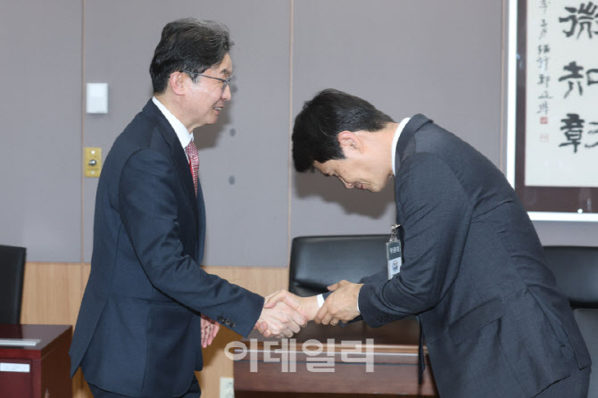 철광 관계자와 인사하는 이억원 위원장                                                                                                                                                              