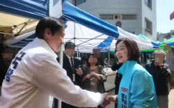 조국, 평택서 김재연 만나 "선의의 경쟁"…金 "전화 좀"