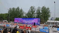 세계신기록보다 더 빨랐다, 中 로봇 하프마라톤 48분에 주파