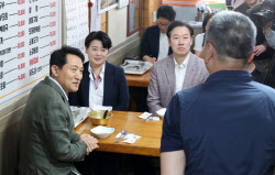 [포토] 상인과 대화하는 오세훈 국민의힘 서울시장 후보                                                                                                                                                    