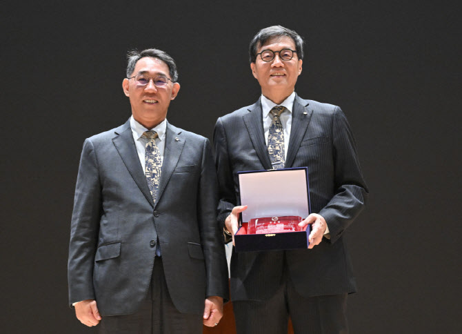[포토]한은패 받은 뒤, 기념촬영하는 이창용 한국은행 총재