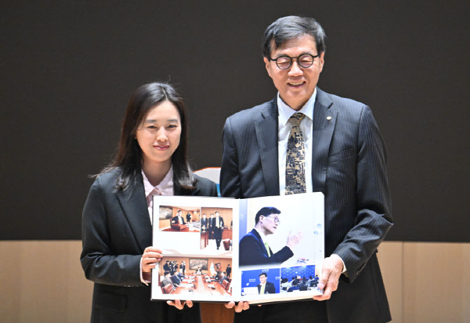[포토]이임식에서 기념앨범 선물받은 이창용 한국은행 총재
