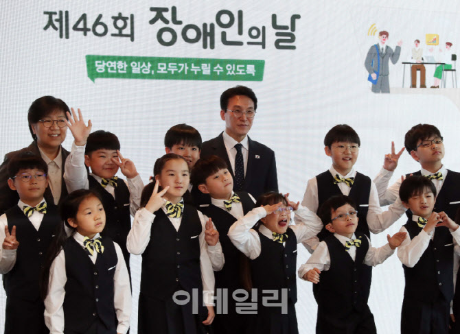  장애어린이와 기념촬영하는 김민석 총리                                                                                                                                                            