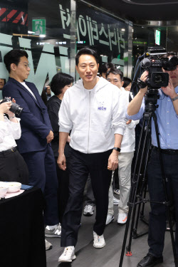 [포토]러너스테이션에 온 오세훈 서울시장                                                                                                                                                                 