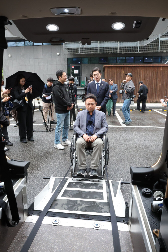 장애인콜택시 이용환경 점검하는 정원오 후보                                                                                                                                                        