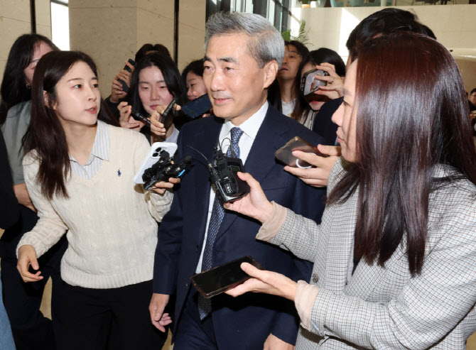 신현송 신임 한국은행 총재, 첫 출근길                                                                                                                                                              