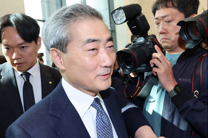 [포토]첫 출근하는 신현송 신임 한국은행 총재