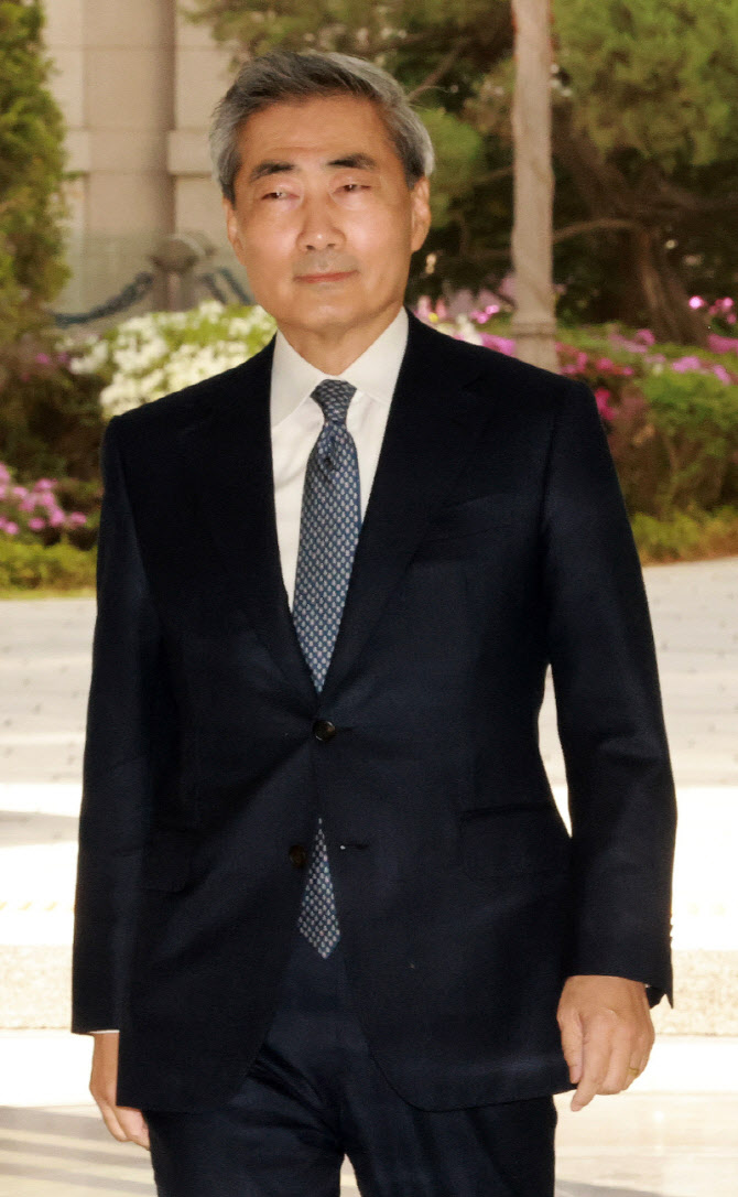 [포토]한국은행 들어서는 신현송 신임 총재