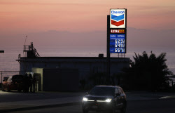 이란 전쟁에 美정유사만 '횡재'