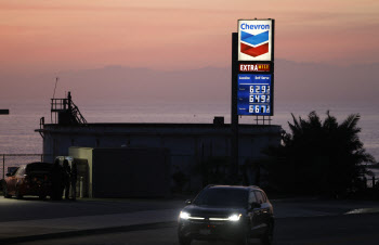 이란 전쟁에 美정유사만 '횡재'