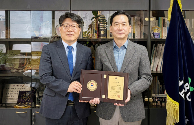 교보교육재단, 위기 청소년 사회 정착 지원 공로로 ‘법무부장관 감사패’ 수상