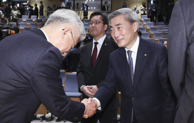 한은 직원들과 인사하는 신현송 신임 총재                                                                                                                                                           