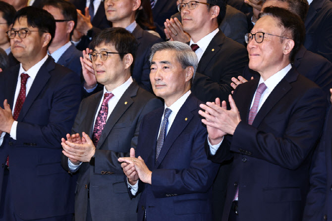 박수치는 신현송 신임 한국은행 총재                                                                                                                                                                