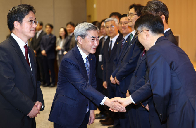 직원들과 인사하는 신현송 신임 한국은행 총재                                                                                                                                                       