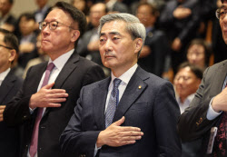 [포토]취임식에서 국민의례하는 신현송 한국은행 총재                                                                                                                                                      