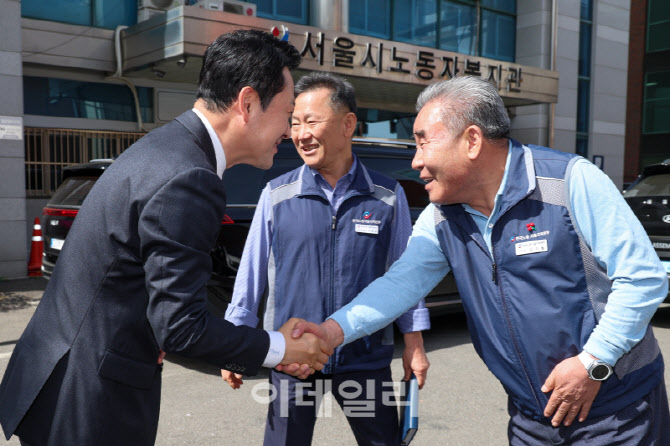 '악수하는 장동혁 대표-김기철 의장'                                                                                                                                                      