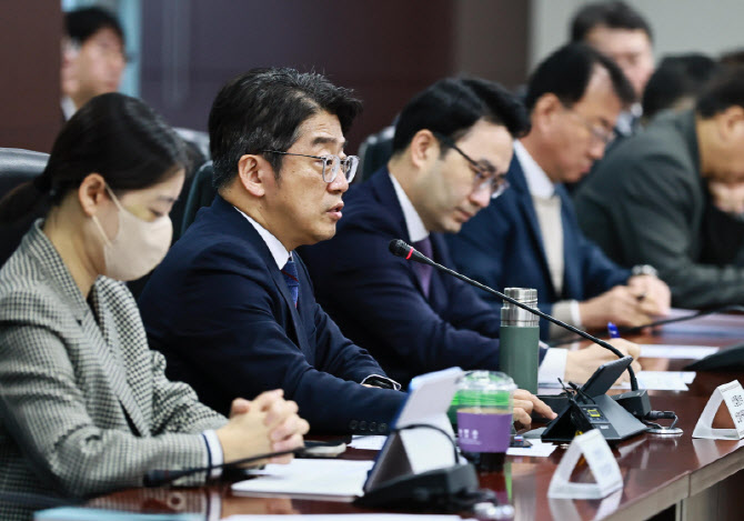 “석유 최고가격제, 가격 통제 크지 않아”…정부, 일본·유럽 사례로 반박