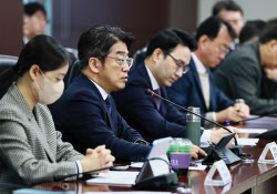 “석유 최고가격제, 가격 통제 크지 않아”…정부, 일본·유럽 사례로 반박