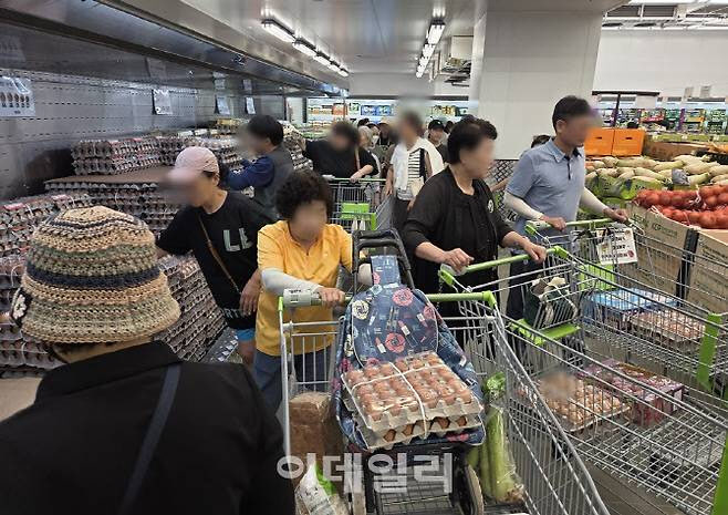 "박스째 사서 쟁인다" 고물가에 '손' 커진 주부들…창고형만 '활짝'