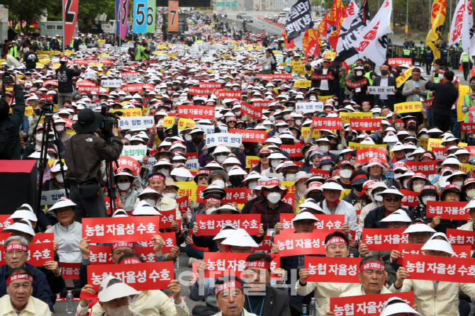  여의도에 모인 농민들                                                                                                                                                                             