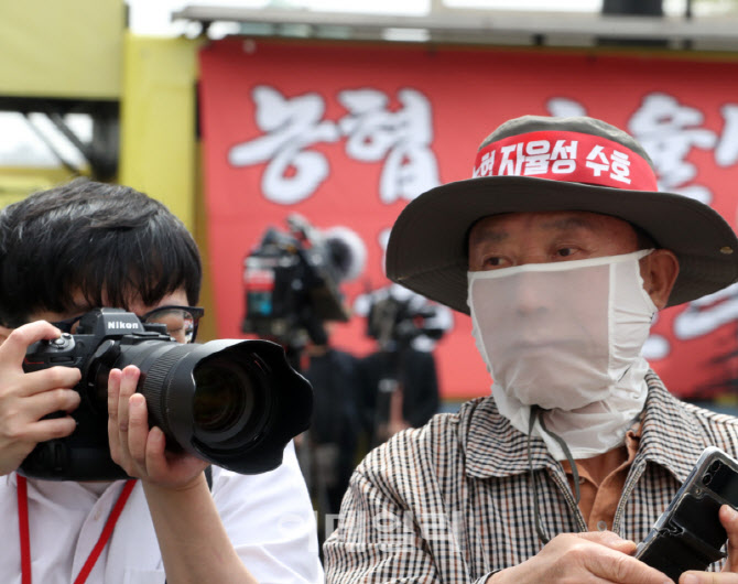  농민과 사진기자                                                                                                                                                                                  