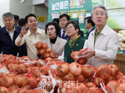 [포토] 강호동 농협회장, 하나로마트 물가점검                                                                                                                                                             