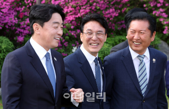 웃으면 대화하는 김민석·정청래·강훈식                                                                                                                                                            