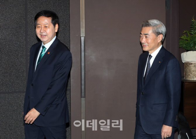  조찬 회동하는 신현송 한은 총재와 구윤철 경제 부총리의 회동                                                                                                                                       