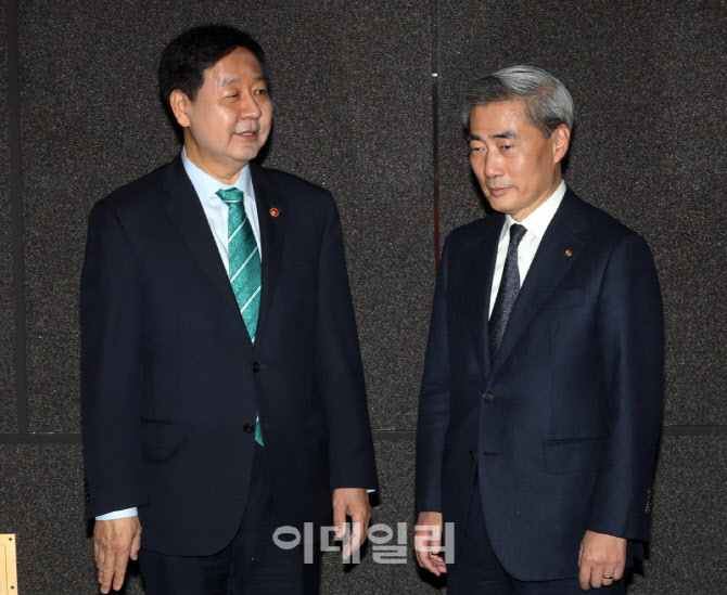  전격 회동한 한은 총재와 경제부총리                                                                                                                                                               