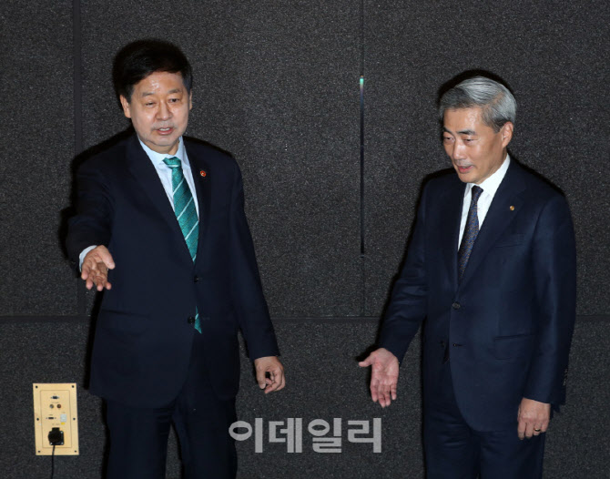  한국은행 총재와 경제부총리                                                                                                                                                                       