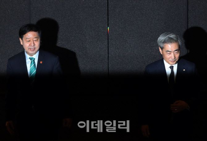  회동하는 한국은행 총재와 경제부총리                                                                                                                                                              