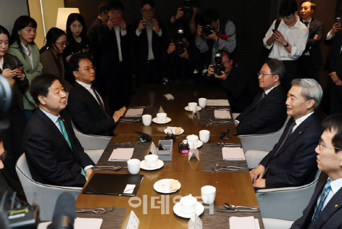  조찬 회동하는 한국은행 총재와 경제부총리                                                                                                                                                         