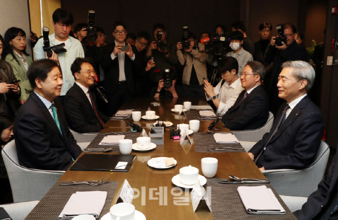  취임 4일만에 회동                                                                                                                                                                                