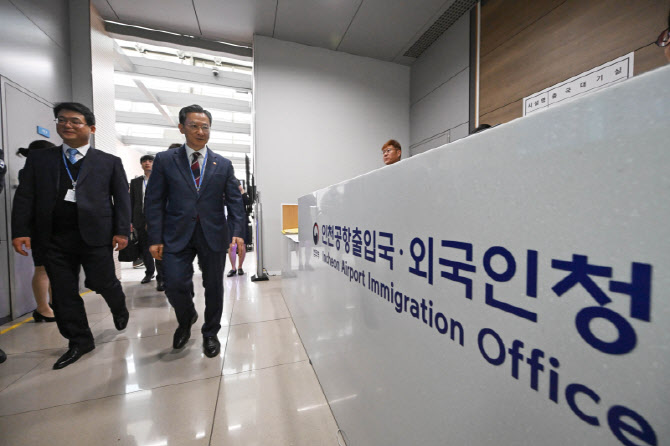 인천공항  외국인지원센터 현장점검하는 정성호 법무부 장관                                                                                                                                          