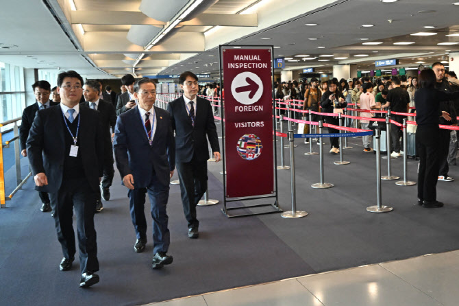 출국심사대 살펴보는 정성호 법무부 장관                                                                                                                                                            