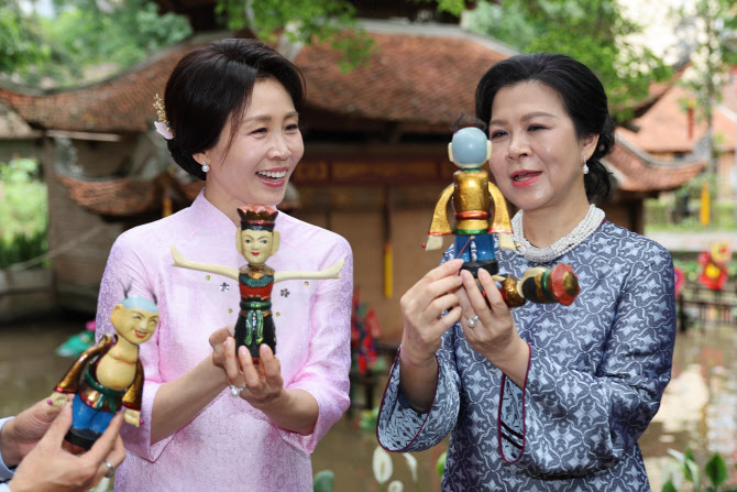  인형보는 김혜경 여사                                                                                                                                                                             