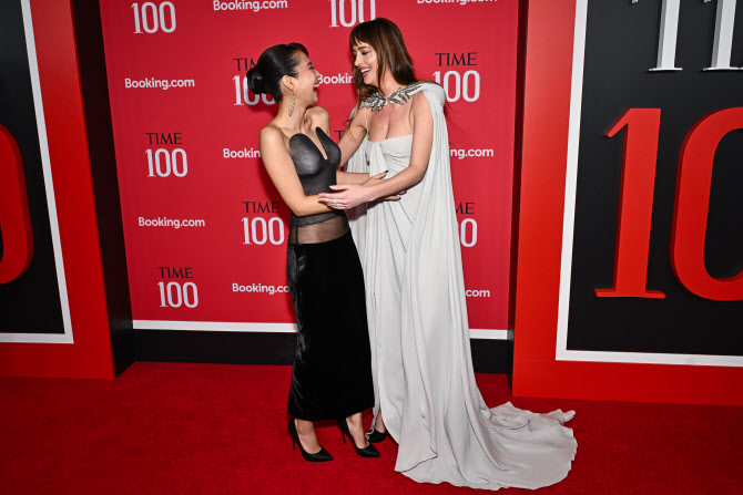  다코타 존슨과 인사 나누는 블랙핑크 제니                                                                                                                                                          