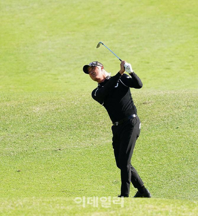  타구 바라보는 허인회                                                                                                                                                                             