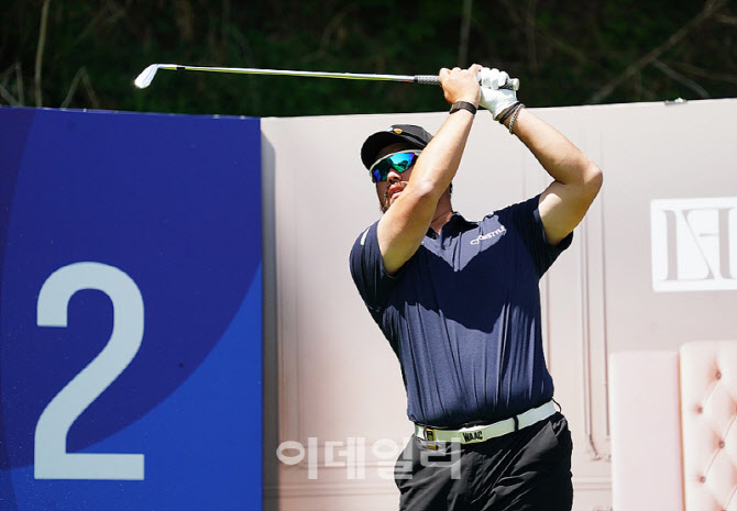  타구 바라보는 정찬민                                                                                                                                                                             