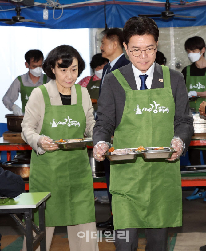 배식봉사 나선 정원오 민주당 서울시장 후보                                                                                                                                                         