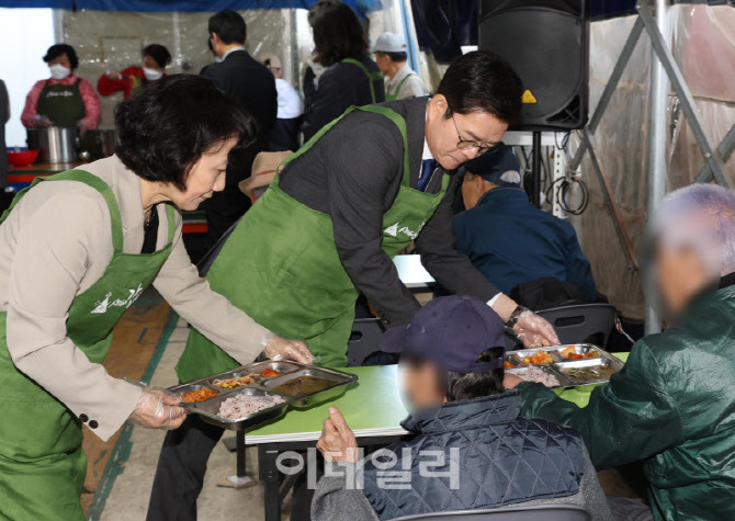 정원오 서울시장 후보, '부인 문혜정 씨와 배식봉사'                                                                                                                                       
