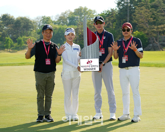 이예원,용품사 직원들과 함께                                                                                                                                                                       