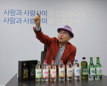"술도 맛있게”…990원 소주 꺼낸 ‘괴짜 회장’ 조웅래의 실험