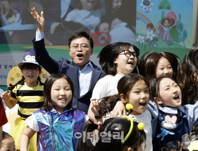  동화축제 참석하는 진교훈 강서구청장                                                                                                                                                              