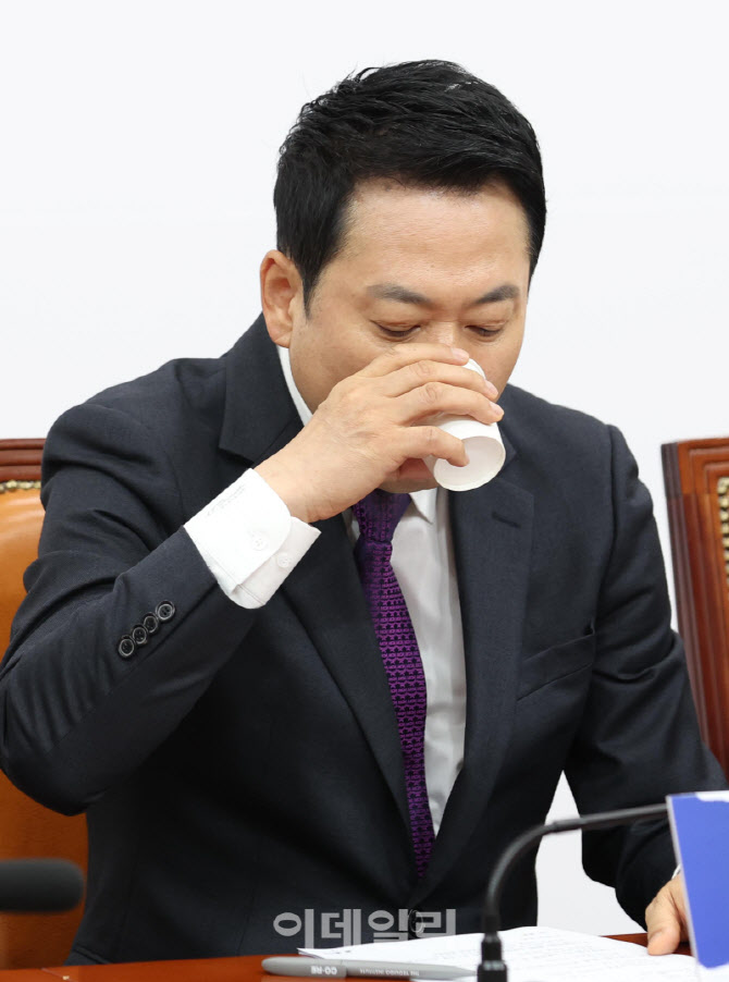 '물 마시는 장동혁 대표'                                                                                                                                                                 